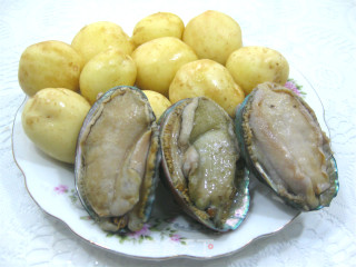 炖鲍鱼土豆的做法步骤：1