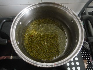 消暑圣品——绿豆粥的做法步骤：3