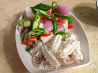 炒鱿鱼的做法步骤：1