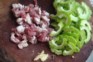 苦瓜炒上肉的做法步骤：1
