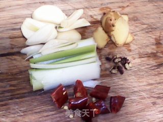 胡萝卜蒜苗炒腊肉的做法步骤：1