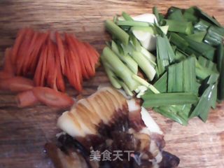 胡萝卜蒜苗炒腊肉的做法步骤：2