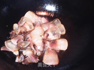 胡萝卜蒜苗炒腊肉的做法步骤：3