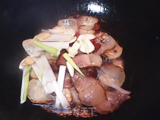 胡萝卜蒜苗炒腊肉的做法步骤：4