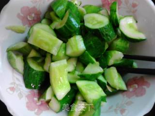 手拍黄瓜的做法步骤：1