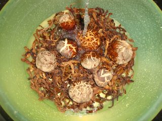 【干豆角香菇焖肉】的做法步骤：1