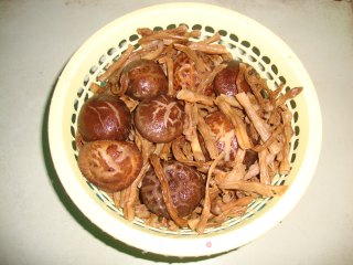 【干豆角香菇焖肉】的做法步骤：2
