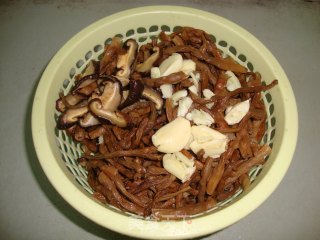 【干豆角香菇焖肉】的做法步骤：3
