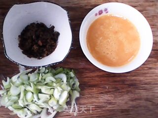 芽菜葱花炒蛋的做法步骤：1