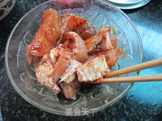大蒜煮鱼的做法步骤：1