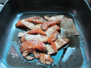 大蒜煮鱼的做法步骤：3