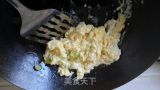 夏日必点- 苦瓜炒蛋的做法步骤：2
