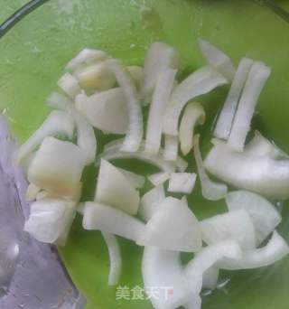 红酒烩牛腱的做法步骤：1