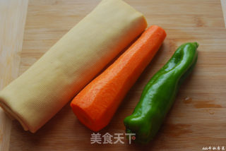 清热润肺止咳消痰养胃解毒的凉拌美食—凉拌豆腐丝的做法步骤：1
