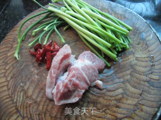 蒜苔炒瘦肉的做法步骤：1