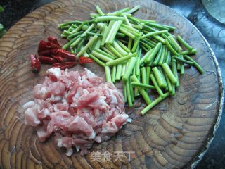 蒜苔炒瘦肉的做法步骤：2