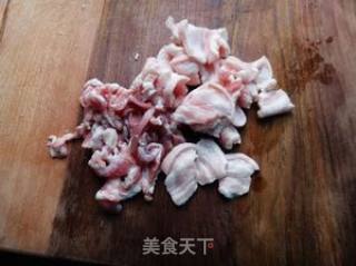 芹菜炒五花肉的做法步骤：1