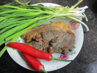大蒜炒腊肉的做法步骤：1