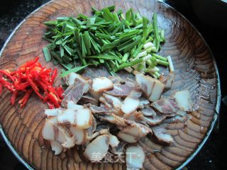 大蒜炒腊肉的做法步骤：2