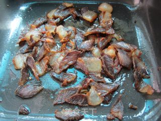大蒜炒腊肉的做法步骤：3