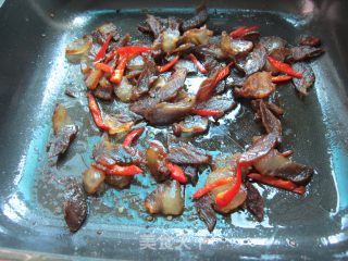 大蒜炒腊肉的做法步骤：4