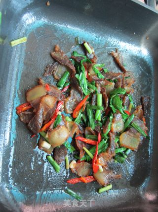 大蒜炒腊肉的做法步骤：6