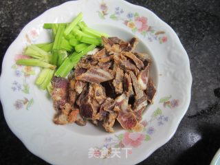 混搭下饭菜---腊肉+火腿+榨菜的做法步骤：2