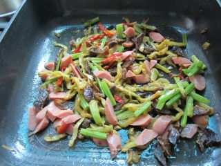 混搭下饭菜---腊肉+火腿+榨菜的做法步骤：7