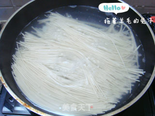【羊毛兔出品。】葱香猪肉火腿烩挂面的做法步骤：6