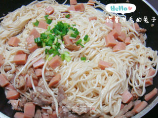 【羊毛兔出品。】葱香猪肉火腿烩挂面的做法步骤：13