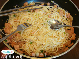 【羊毛兔出品。】葱香猪肉火腿烩挂面的做法步骤：14