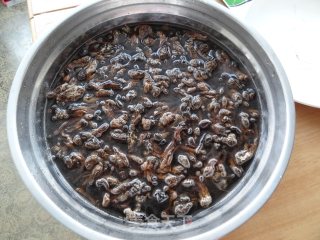 一定要你在大热天都多吃一碗饭的美味肉菜——山蘑烧排骨的做法步骤：1