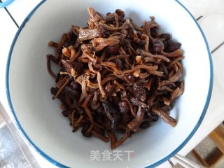 一定要你在大热天都多吃一碗饭的美味肉菜——山蘑烧排骨的做法步骤：2