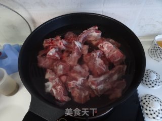 一定要你在大热天都多吃一碗饭的美味肉菜——山蘑烧排骨的做法步骤：3
