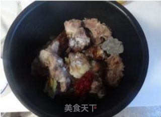 一定要你在大热天都多吃一碗饭的美味肉菜——山蘑烧排骨的做法步骤：5
