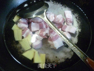 青椒烧五花肉的做法步骤：4