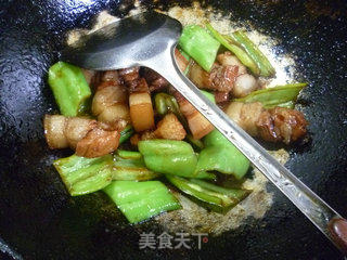 青椒烧五花肉的做法步骤：15