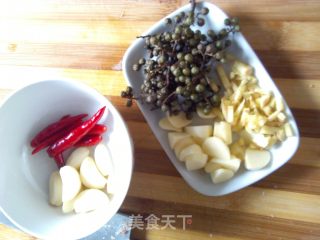 夏季开胃养生---------------- 香辣红烧带鱼的做法步骤：1