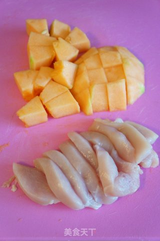蜜瓜椰丝鸡肉沙拉的做法步骤：1