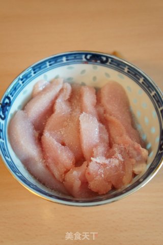 蜜瓜椰丝鸡肉沙拉的做法步骤：2