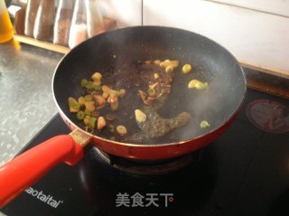 尖椒炒猪头肉的做法步骤：2
