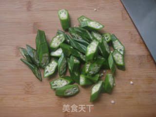 秋葵炒鸡蛋的做法步骤：2
