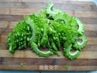 泡菜浸苦瓜的做法步骤：1