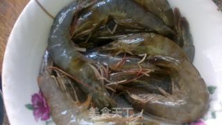 新鲜滋味——盐焗虾的做法步骤：1