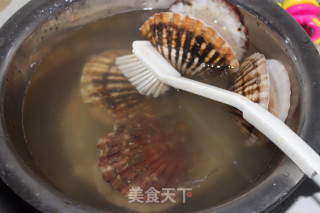 蒜蓉粉丝蒸扇贝的做法步骤：1