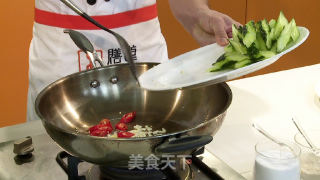 青瓜炒鱼卷的做法步骤：1