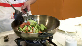 青瓜炒鱼卷的做法步骤：2