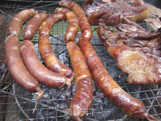 小炒熏香肠的做法步骤：1
