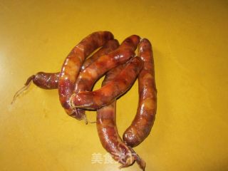 小炒熏香肠的做法步骤：2