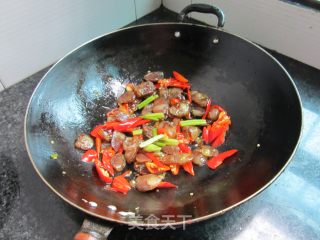 小炒熏香肠的做法步骤：7